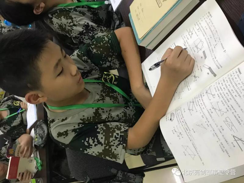 军事夏令营帮助改正孩子贪玩的毛病